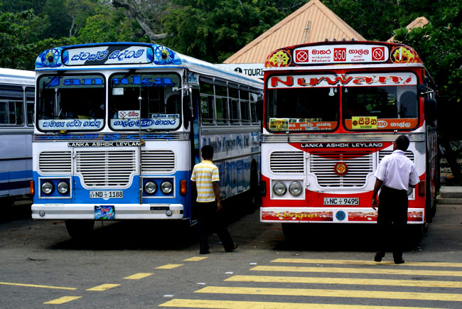 Vozači pregledavaju autobuse