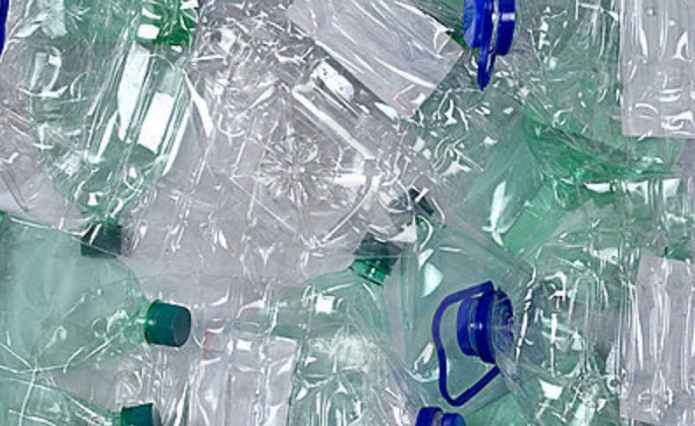 bedrijf op plastic flessen