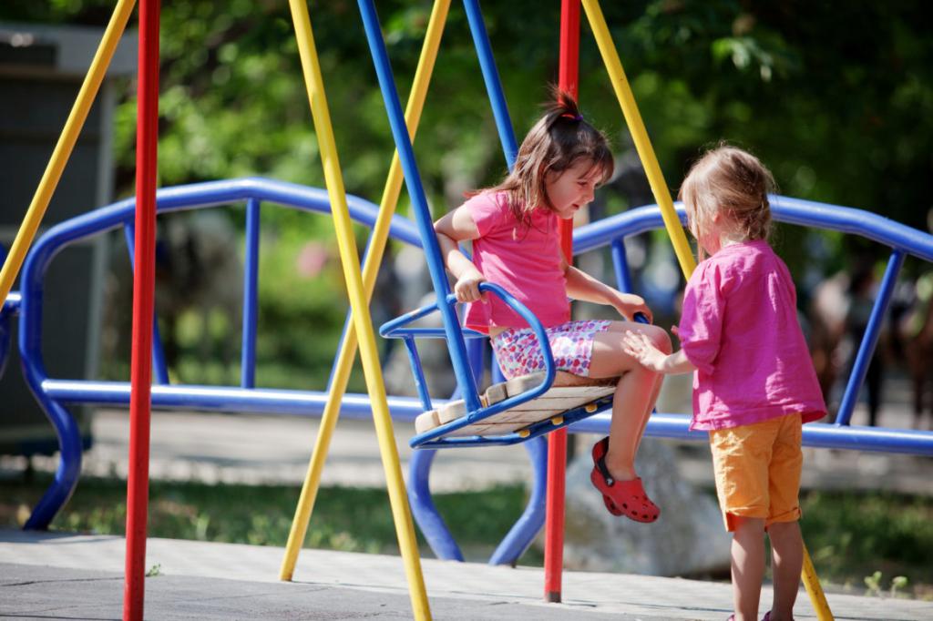 kinderen op een schommel