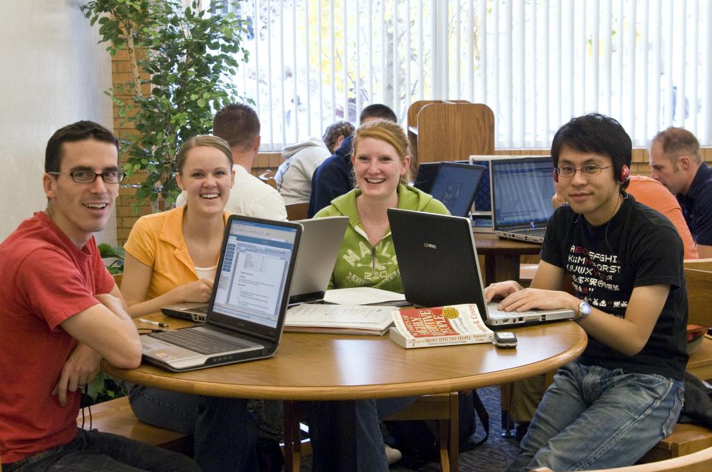jongeren met computers