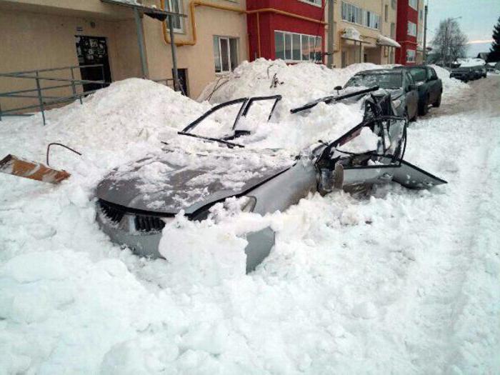 snö föll på bilen från taket