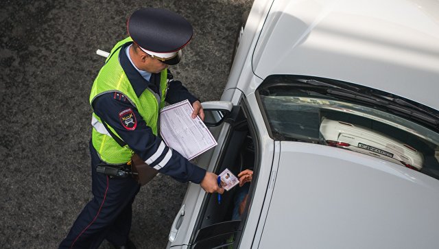 OSAGO inspectie door de verkeerspolitieagent