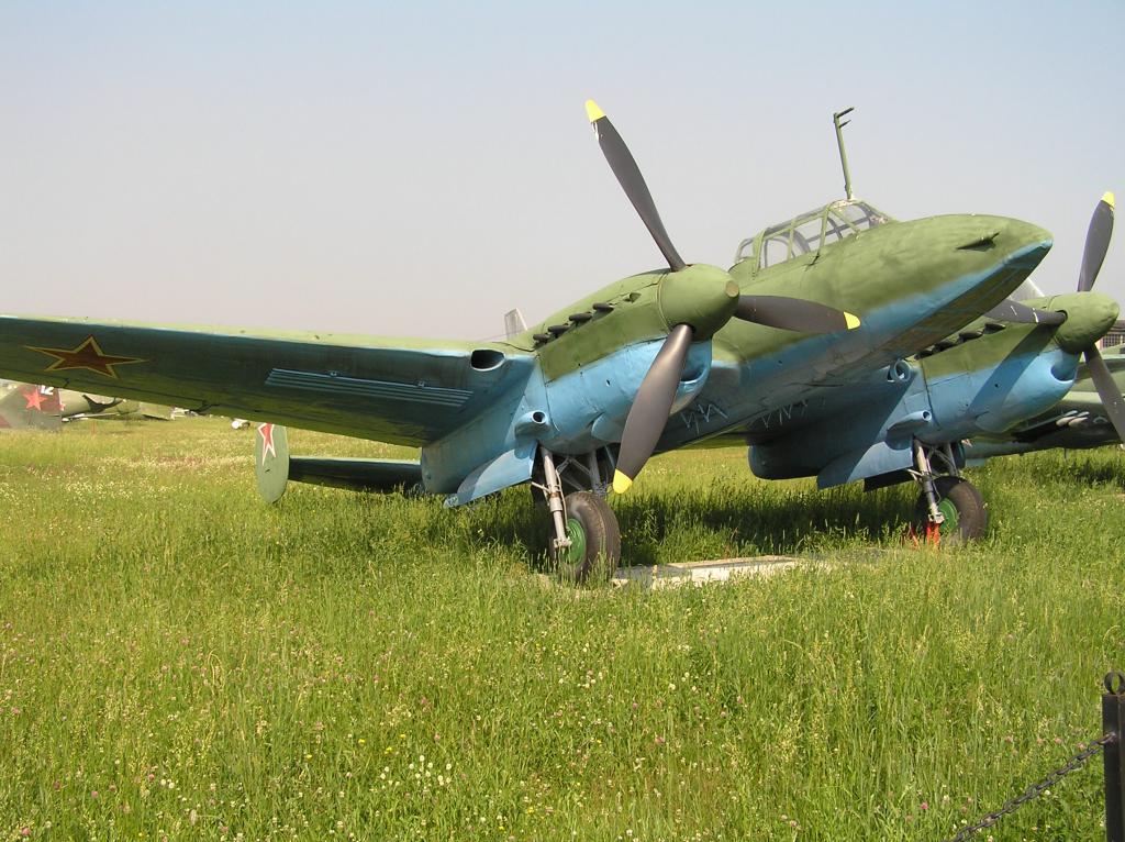 PE-2, diplomatický bombardér