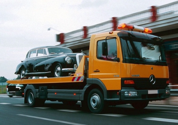 nahm das Auto auf einem Abschleppwagen