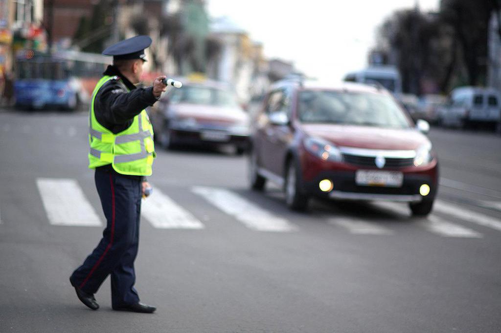 egy autótartály ellenőrzése a közúti rendőr által