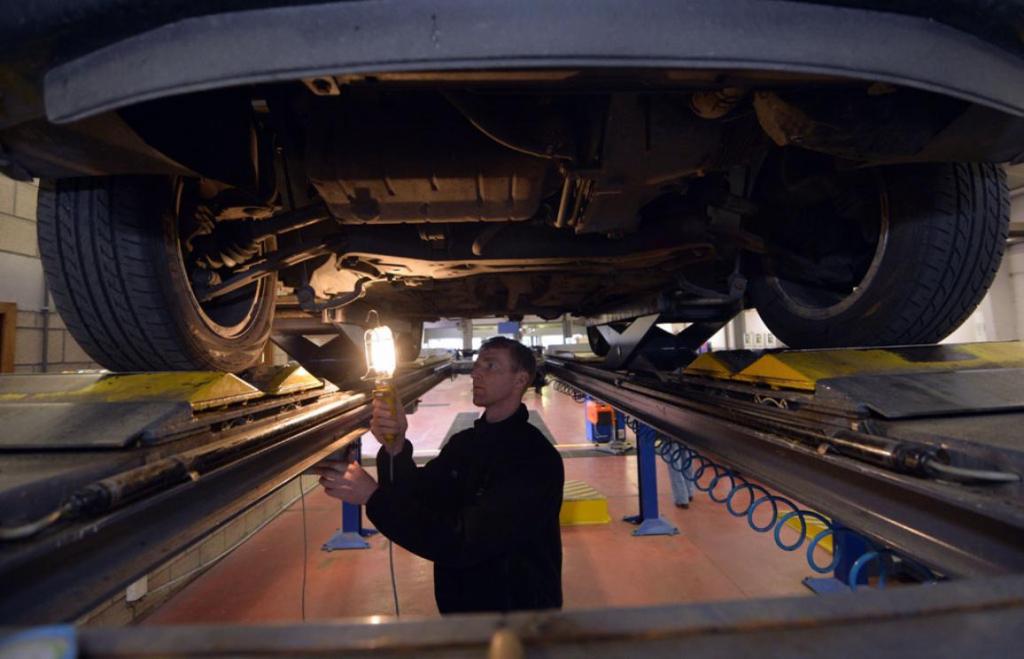 Technische Inspektion von Fahrzeugen vor und nach der Fahrt