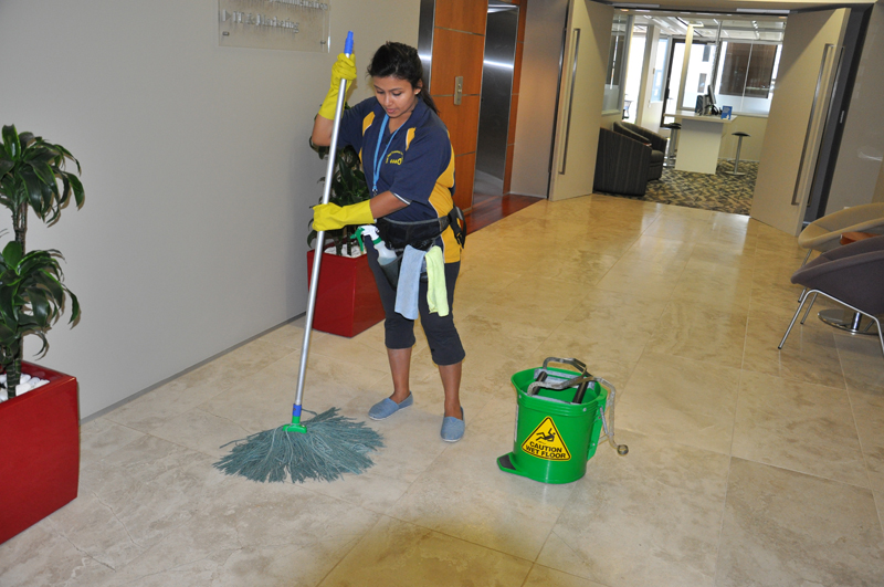 de standaard voor het reinigen van ingangen in een appartementengebouw