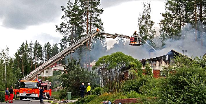 brandmän släcker en liten byggnad