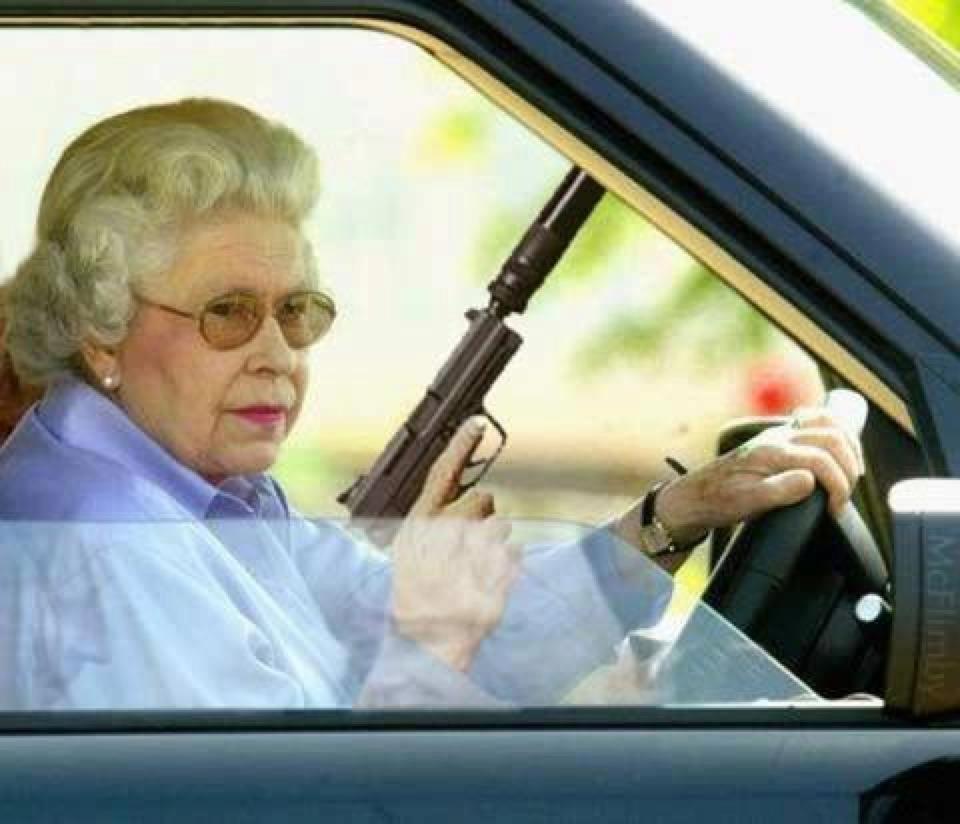 Großmutter mit einer Waffe