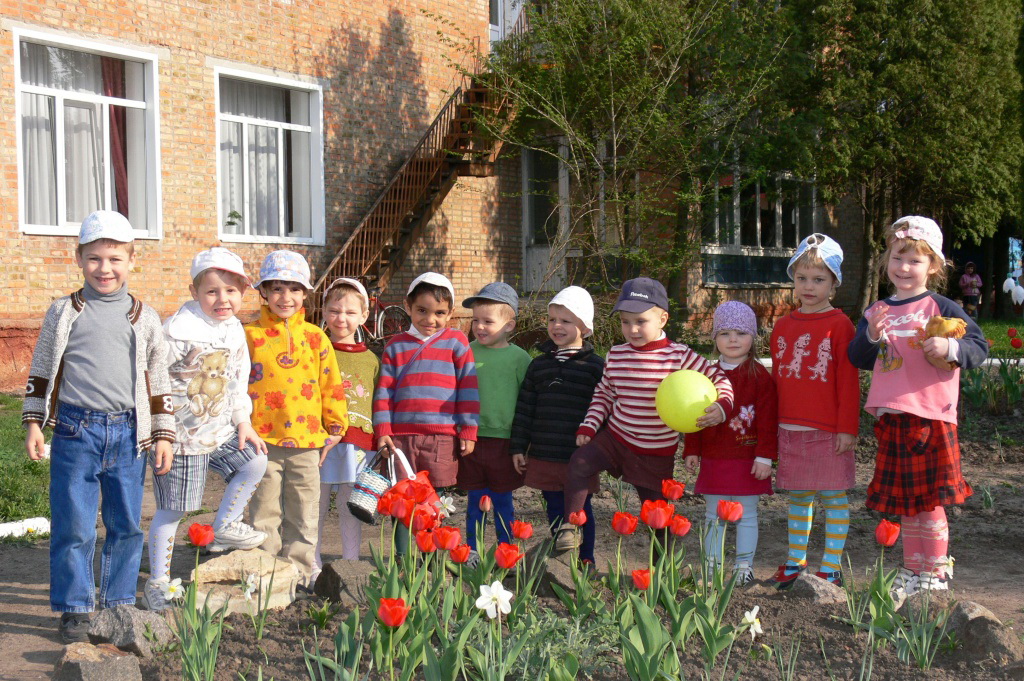 la vita dei bambini negli orfanotrofi