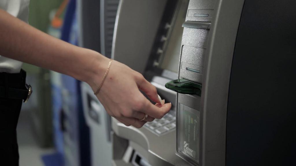 Överför pengar till världskortet via en bankomat