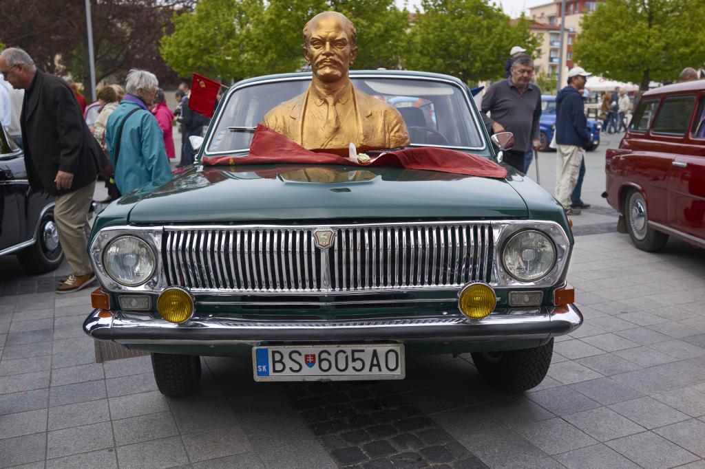 Volga met een borstbeeld van Lenin