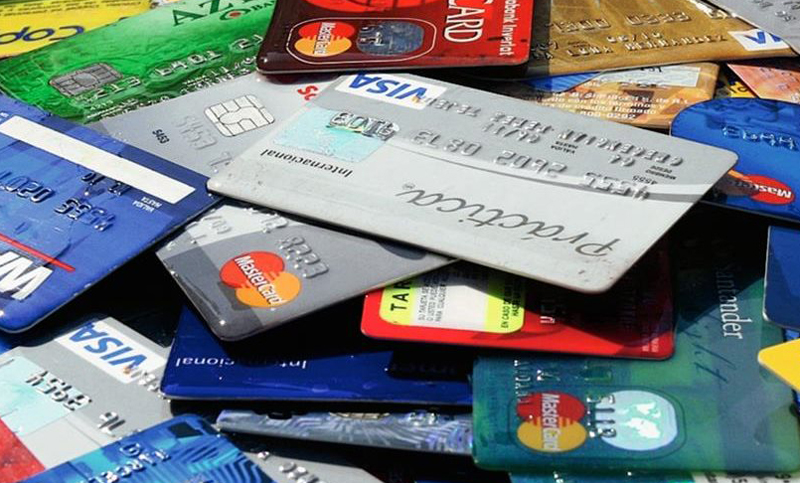 Puteți refinanța împrumuturile descoperite de carduri