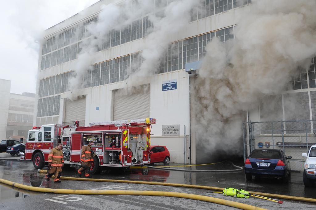 Ipari épület a tűzön