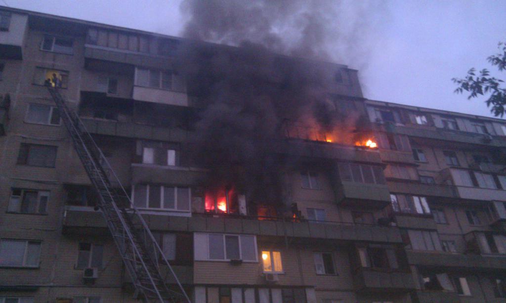 Uso de una escalera de incendios en caso de incendio.