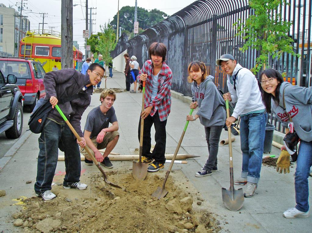 Volunteers work as a team.