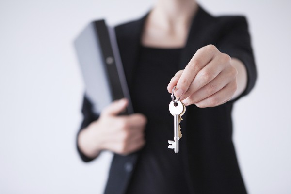 hur mycket ränta tar en fastighetsmäklare för försäljning av en lägenhet