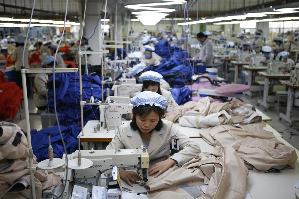Lidé pracují v továrně
